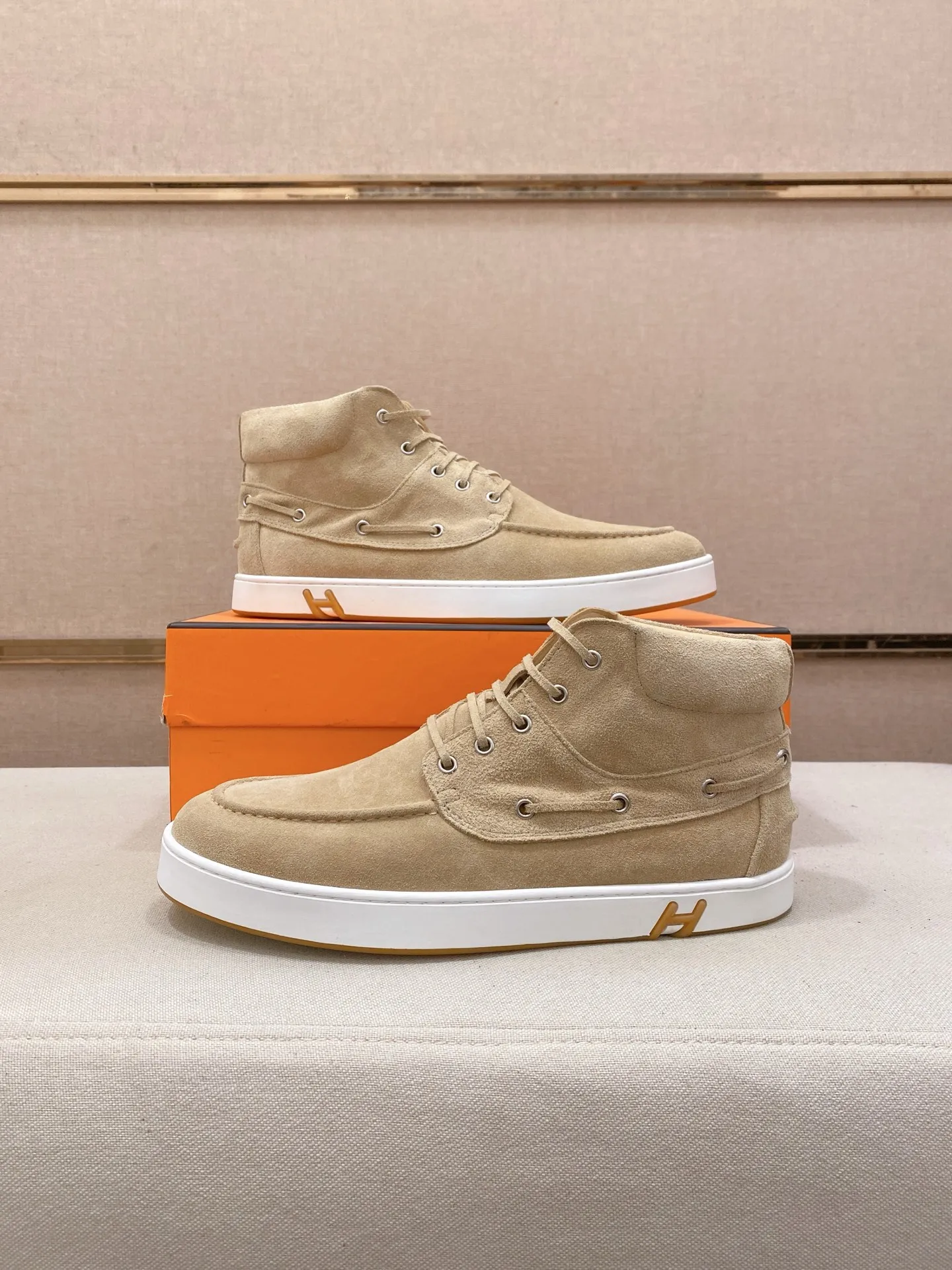 Ex-factory price: 480💰《HERMES》【Classic Original Version】Hermès; Top 🔝 Purchasing Agency 🔍🔍Men's latest high-tops 🇺🇸 available simultaneously at counters, imported from Italy original ▲▲cowhide ▲▲ (high-end, extravagance, class) times) Exquisite workmanship (Italian 🇮🇹Imported water-dyed 🐂cowhide lining) sole: Original sole provided by the original factory, ⚠️exclusive double-layer activity·TPR·rubber·combined molded outsole; super comfortable·wear-resistant·non-slip·environmental protection The real thing is more beautiful if you take the real thing (high quality, follow the order). You can enter and exit the counter at will * Number of yards: 38-44 (45 can be customized and cannot be returned or exchanged)